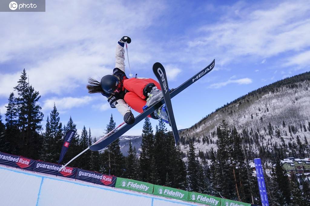 新西兰代表队在自由式滑雪比赛中勇夺头名