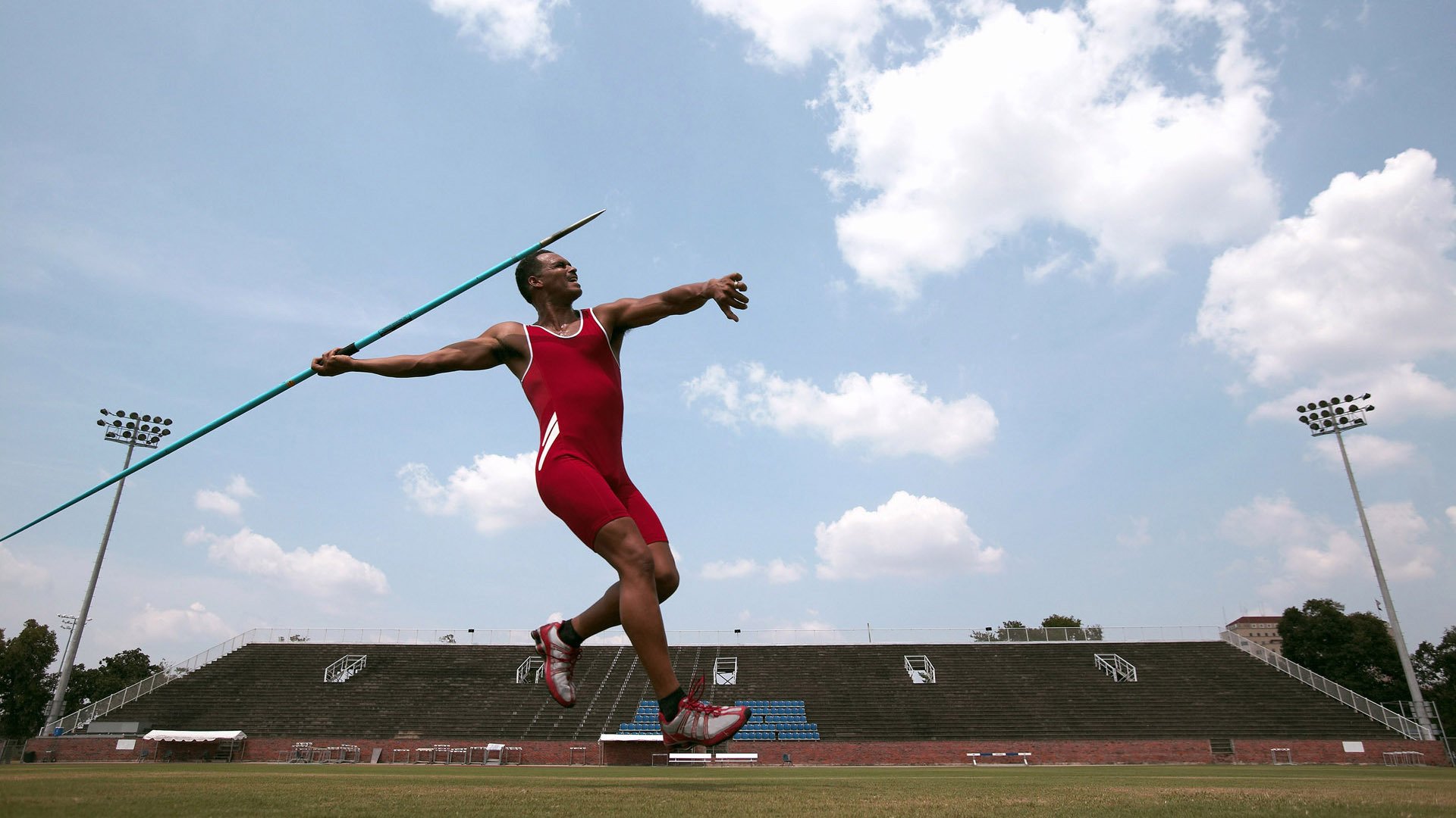 当足球撞上赛车，迪巴拉的F1首胜与英格兰的悬念终结夜